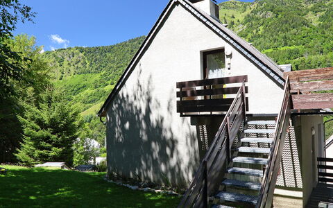 Les Marmottes: Gebäude, Pflanze, Himmel, Baum, Haus, Steigung, Holz, Hütte, Treppe, Gras
