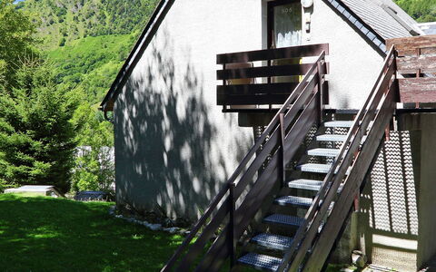 Les Marmottes: Haus, Treppe, Eigentum, Die Architektur, Gebäude, Hütte, Baum, Zuhause, Geländer, Gras