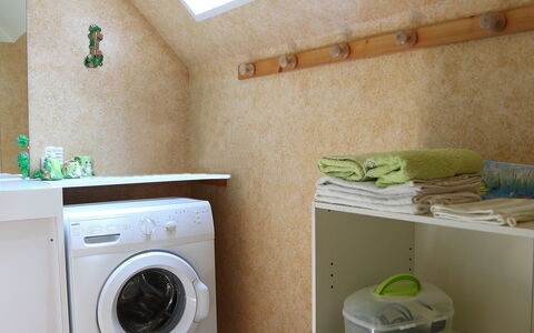 Les Marmottes: Waschmaschine, Wäschekammer, Wäsche, Zimmer, Major Appliance, Wäschetrockner, Eigentum, Haushaltsgerät, Fussboden, Haus