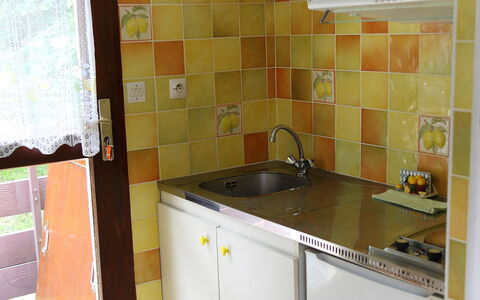 Les Marmottes: Zimmer, Eigentum, Küche, Fliese, Gelb, Countertop, Möbel, Cabinetry, Haus, Fussboden