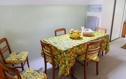 Les Marmottes: Tischdecke, Gelb, Zimmer, Möbel, Tabelle, Eigentum, Stuhl, Esszimmer, Interior Design, Textil