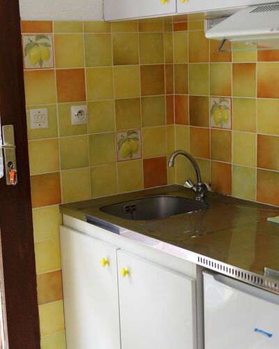 Les Marmottes: Zimmer, Eigentum, Küche, Fliese, Gelb, Countertop, Möbel, Cabinetry, Haus, Fussboden