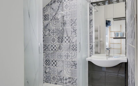 Terre et Mer: Spiegel, Zapfhahn, Armatur, Sinken, Bad Sink, Badezimmer, Interior Design, Holz, Rechteck, Fussboden