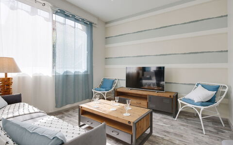 Terre et Mer: Möbel, Tabelle, Couch, Fenster, Holz, Komfort, Interior Design, Lampe, Wohnzimmer, Fussboden
