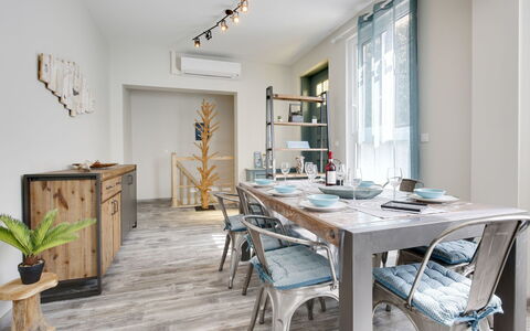 Terre et Mer: Tabelle, Möbel, Eigentum, Pflanze, Weiss, Stuhl, Holz, Zimmerpflanze, Interior Design, Beleuchtung