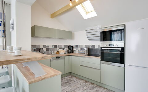 Terre et Mer: Cabinetry, Countertop, Möbel, Eigentum, Gebäude, Herd, Küche, Küchengerät, Holz, Schublade