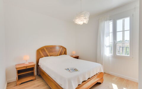 Lolilé: Schlafzimmer, Zimmer, Möbel, Bett, Eigentum, Bettdecke, Fussboden, Bettrahmen, Interior Design, Wand