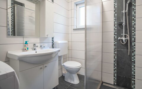 Crikvenica Jadranovo 166: Spiegel, Sinken, Eigentum, Armatur, Zapfhahn, Bad Sink, Badezimmer, Lila, Interior Design