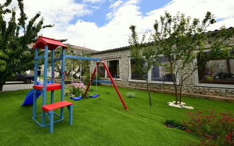 East: Spielplatz, Gras, Öffentlicher Raum, Eigentum, Spielmittel, Hinterhof, Freizeit, Rasen, Haus, Garten