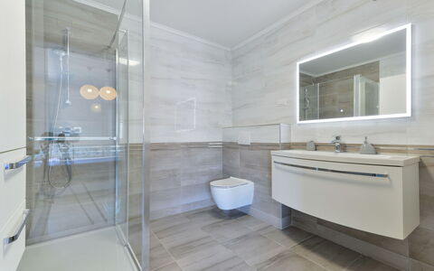 East: Armatur, Fenster, Zapfhahn, Badezimmer, Gebäude, Duschtür, Dusche, Interior Design, Flooring