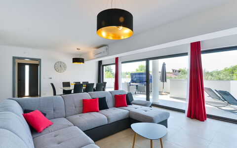 East: Tabelle, Möbel, Couch, Eigentum, Komfort, Beleuchtung, Studio Couch, Wohnzimmer, Pflanze, Interior Design