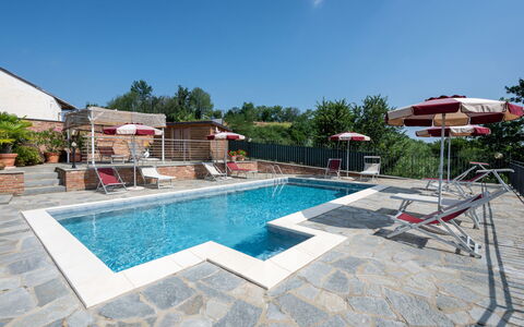 Bricco delle Rondini: Wasser, Pflanze, Himmel, Schwimmbad, Gebäude, Azurblau, Stuhl, Gartenmöbel, Schatten, Haus