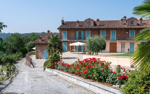 Bricco delle Rondini: Pflanze, Himmel, Gebäude, Blume, Fenster, Baum, Haus, Freizeit, Landschaft, Fassade