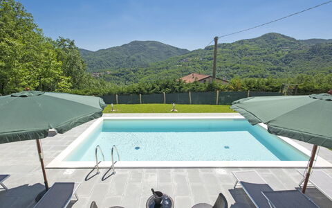 Agr. Castello della Mugazzena: Himmel, Wasser, Schwimmbad, Azurblau, Schatten, Gebäude, Pflanze, Gartenmöbel, Rechteck, Stuhl