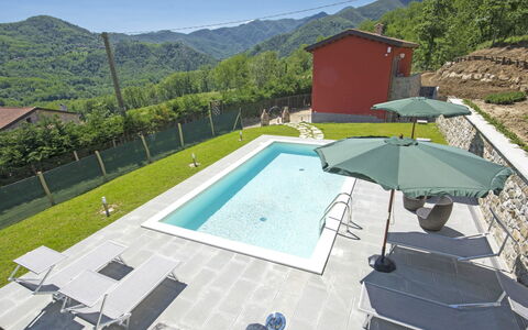 Agr. Castello della Mugazzena: Eigentum, Wasser, Himmel, Schwimmbad, Berg, Azurblau, Schatten, Baum, Gebäude, Gartenmöbel