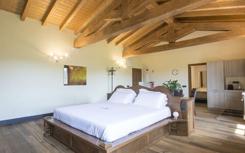 Agr. Castello della Mugazzena: Schlafzimmer, Zimmer, Möbel, Bett, Eigentum, Interior Design, Bettrahmen, Holzboden, Bettdecke, Gebäude