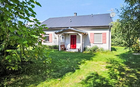 Butterfly Lux: Haus, Dach, Strauch, Wohngebiet, Hütte, Zuhause, Menschliche Siedlung, Ländliches Gebiet, Garten, Rasen
