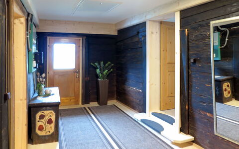 Alm Chalet: Eigentum, Zimmer, Gebäude, Haus, Fussboden, Tür, Interior Design, Decke, Zuhause, Grundeigentum