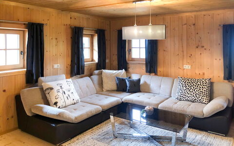 Alm Chalet: Möbel, Eigentum, Couch, Interior Design, Holz, Fenster, Tabelle, Fussboden, Flooring, Wohnzimmer