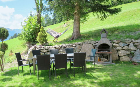Alm Chalet: Pflanze, Eigentum, Baum, Schatten, Grundstueck, Wolke, Gartenmöbel, Tabelle, Himmel, Freizeit