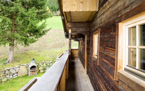 Alm Chalet: Pflanze, Fenster, Gebäude, Holz, Baum, Haus, Hütte, Abstellgleis, Eisenbahn, Gras