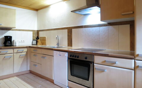 Alm Chalet: Countertop, Cabinetry, Möbel, Gebäude, Küchengerät, Herd, Küche, Spüle, Zapfhahn, Haushaltsgerät