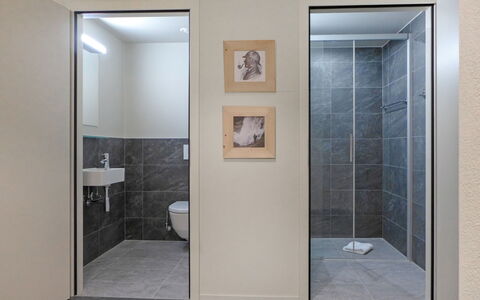 Meiringen 9000: Wand, Flooring, Fussboden, Tür, Interior Design, Verbundwerkstoff, Badezimmer, Fliese, Zimmer, Glas