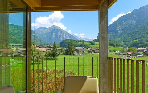 Meiringen 9000: Gebirge, Senke, Eco Hotel, Stuhl, Resort, Balkon, Rasen, Alpen, Holzbeize, Villa