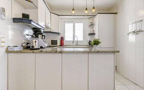 Sunset: Cabinetry, Countertop, Küche, Fenster, Zapfhahn, Holz, Beleuchtung, Spüle, Interior Design, Gebäude