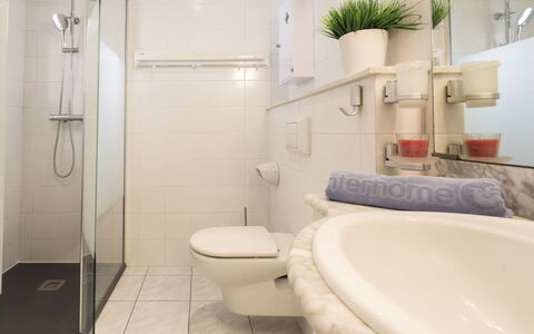 Sunset: Badezimmer, Eigentum, Zimmer, Interior Design, Fliese, Fussboden, Armatur, Wand, Die Architektur, Zapfhahn