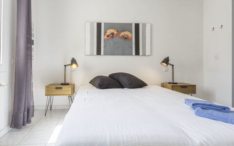 Sunset: Schlafzimmer, Bett, Möbel, Zimmer, Eigentum, Bettdecke, Bettrahmen, Fussboden, Interior Design, Wand