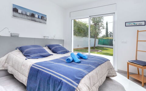 Almendro: Schlafzimmer, Bett, Bettdecke, Möbel, Zimmer, Bedding, Eigentum, Blau, Bettrahmen, Matratze