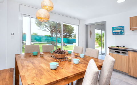 Almendro: Zimmer, Eigentum, Möbel, Interior Design, Esszimmer, Grundeigentum, Tabelle, Gebäude, Haus, Fussboden