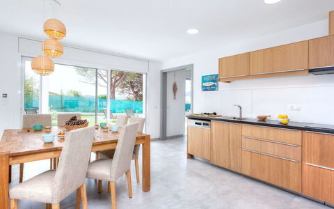 Almendro: Eigentum, Zimmer, Möbel, Küche, Cabinetry, Interior Design, Countertop, Gebäude, Gelb, Türkis