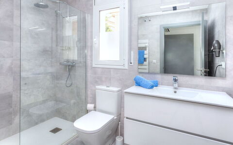 Almendro: Badezimmer, Eigentum, Zimmer, Interior Design, Zapfhahn, Wand, Bad Zubehör, Grundeigentum, Armatur, Badewanne