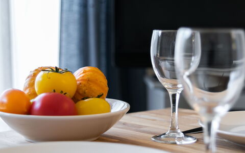 Les Prairies: Essen, Geschirr, Drinkware, Dishware, Tabelle, Kelche, Weinglas, Obst, Teller
