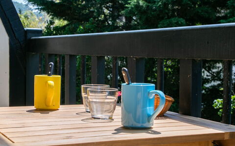 Les Prairies: Tabelle, Geschirr, Möbel, Drinkware, Licht, Wasser, Tasse, Baum, Holz, Kaffeetasse