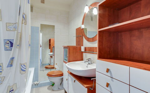 Les Prairies: Spiegel, Zapfhahn, Armatur, Eigentum, Bad Sink, Sinken, Toilleten Sitz, Badezimmer, Gebäude, Toilette