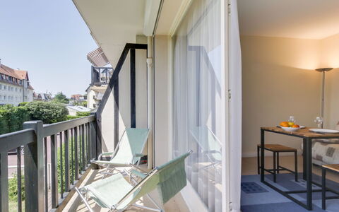 Les Prairies: Gebäude, Tabelle, Azurblau, Holz, Beleuchtung, Pflanze, Interior Design, Fenster, Eigentumswohnung, Schatten