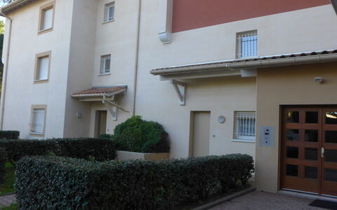 Tassigny: Pflanze, Gebäude, Fenster, Die Architektur, Haus, Wohngebiet, Asphalt, Nachbarschaft, Strassenbelag