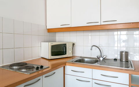 Casa Itzuli: Countertop, Cabinetry, Spüle, Eigentum, Sinken, Küchengerät, Weiss, Küche, Herd, Gebäude