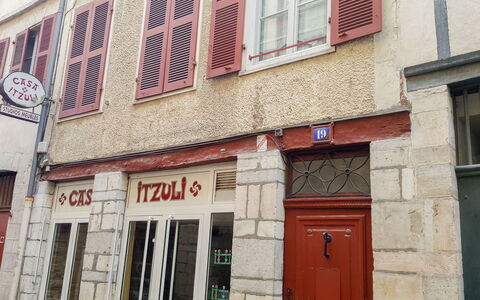 Casa Itzuli: Fenster, Eigentum, Gebäude, Tür, Nachbarschaft, Backstein, Fassade, Grundeigentum, Mauerwerk