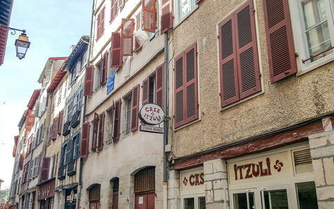 Casa Itzuli: Gebäude, Himmel, Eigentum, Fenster, Infrastruktur, Nachbarschaft, Grundeigentum, Wohngebiet, Fassade, Strasse