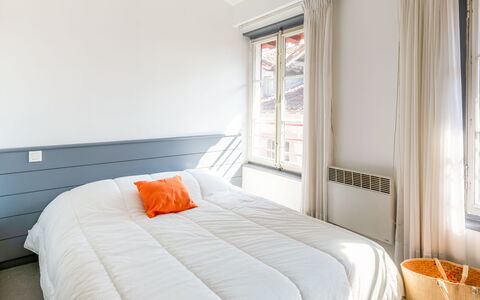 Casa Itzuli: Möbel, Fenster, Komfort, Gebäude, Bettrahmen, Azurblau, Holz, Textil, Orange, Cabinetry
