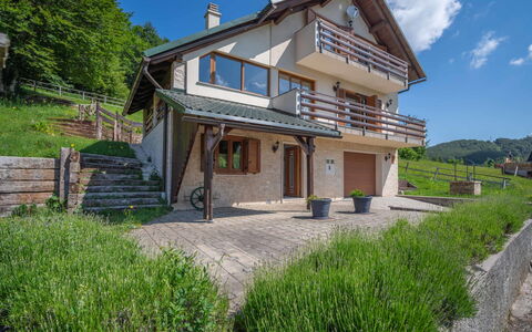 Lady Lavender: Pflanze, Himmel, Gebäude, Fenster, Wolke, Haus, Grundstueck, Holz, Die Architektur, Baum