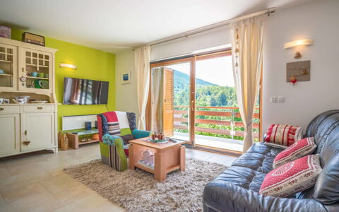 Lady Lavender: Zimmer, Eigentum, Möbel, Wohnzimmer, Interior Design, Gebäude, Grundeigentum, Zuhause, Haus, Gelb