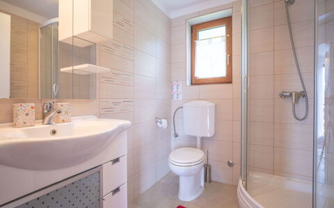 Lady Lavender: Braun, Spiegel, Zapfhahn, Armatur, Eigentum, Fotografieren, Sinken, Gebäude, Bad Sink, Badezimmer