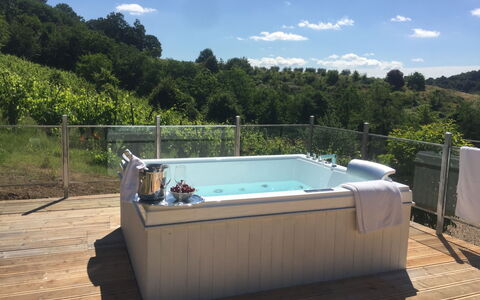 Villa Lavinia: Schwimmbad, Eigentum, Jacuzzi, Freizeit, Jacuzzi, Haus, Himmel, Grundeigentum, Baum, Zuhause