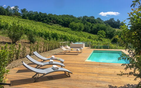 Villa Lavinia: Schwimmbad, Eigentum, Natürliche Landschaft, Sonnenliege, Haus, Gartenmöbel, Freizeit, Grundeigentum, Estate, Urlaub
