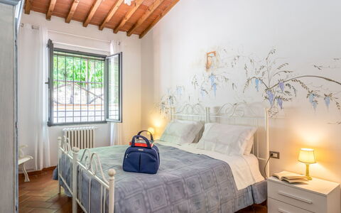 Villa Lavinia: Schlafzimmer, Bett, Möbel, Zimmer, Eigentum, Interior Design, Bettrahmen, Fussboden, Bettdecke, Wand
